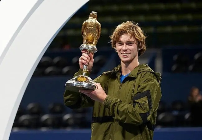 德约两盘险胜兹维列夫跻身决赛,德约3-1轻取沙波瓦洛夫晋级