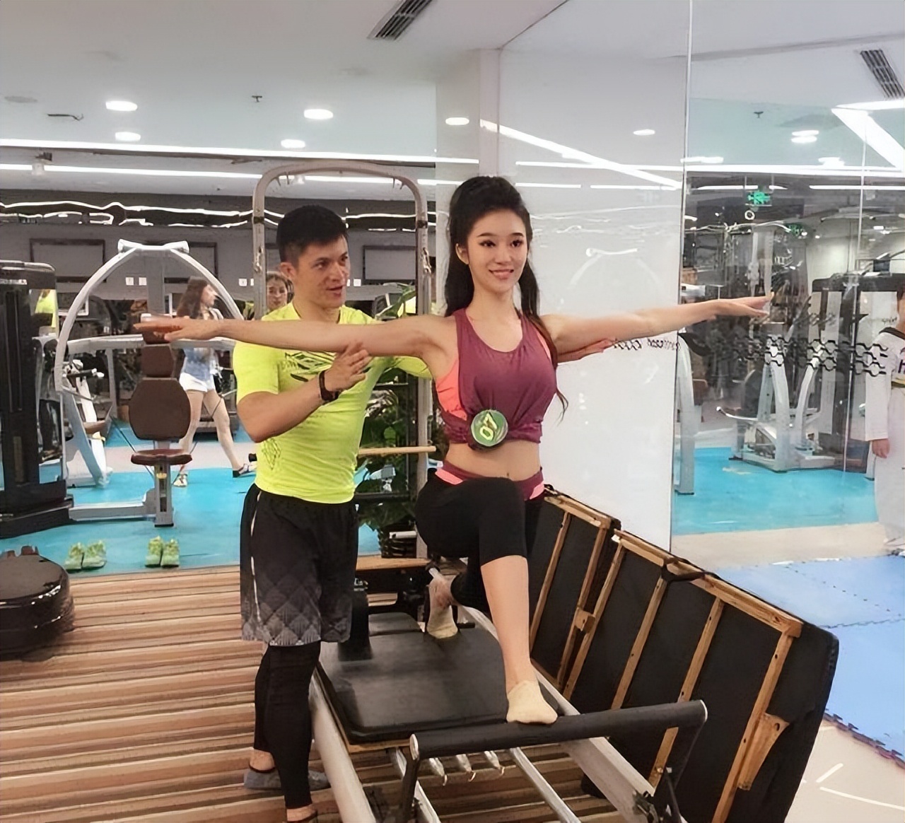 宋小粤和黄逸辉,cba啦啦队黄逸辉vs宋小粤