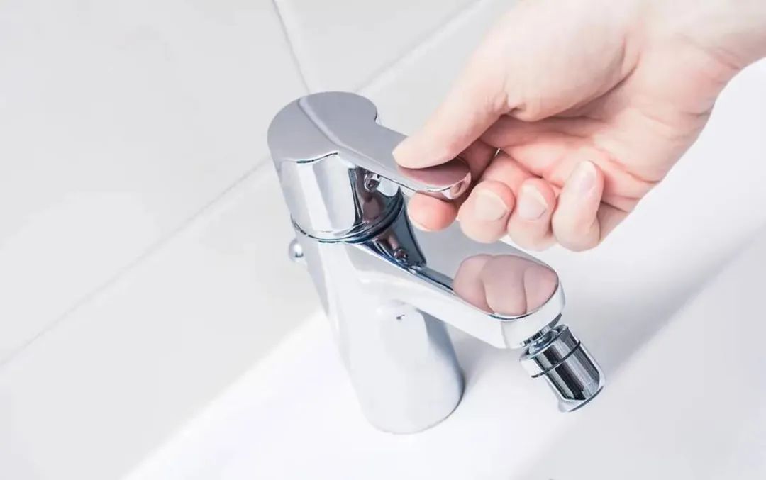 水龙头已经关掉了还在转,水龙头不能关到位否则就滴水