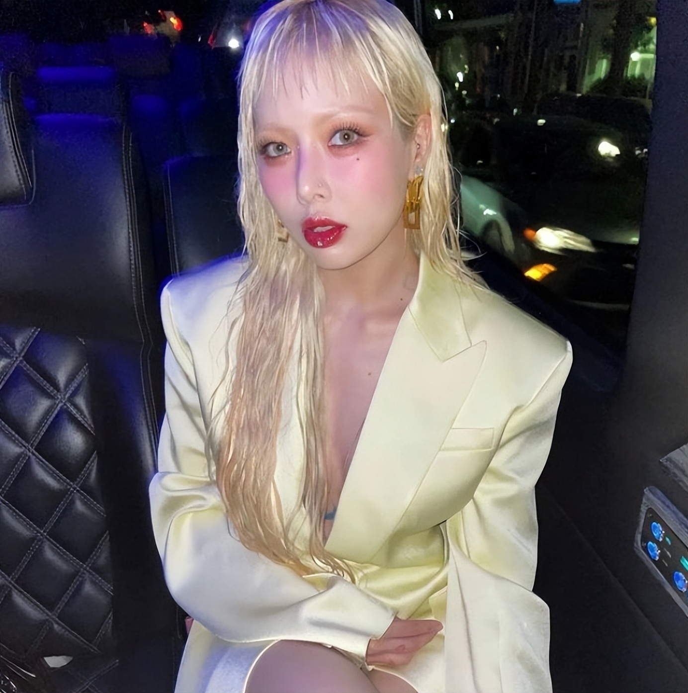 韩国女明星露肩上衣 (韩国女星露肩上衣)