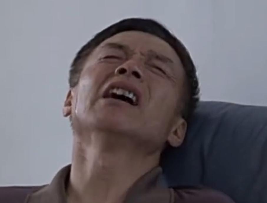 2012年，北京女孩考上清华，不久后却选择自杀，父亲崩溃大哭