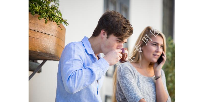 儿子月入十几万每月给父亲五十元,儿子打工了每个月给我1000块钱