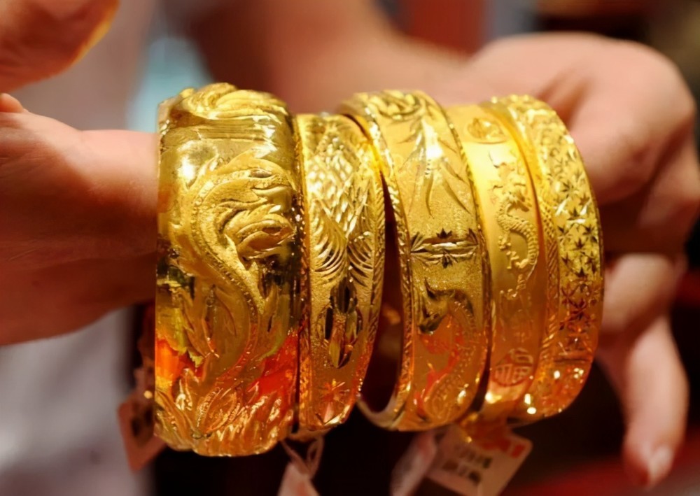 华尔街做空黄金遇到中国大妈采访,中美2024年金融战对黄金价格影响