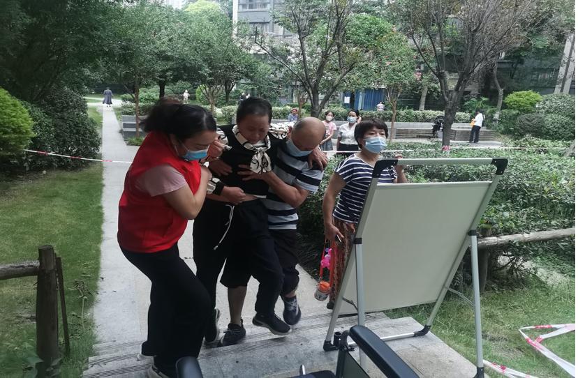 郫都区教育系统376名*党**员教师志愿者逆行而上战疫情