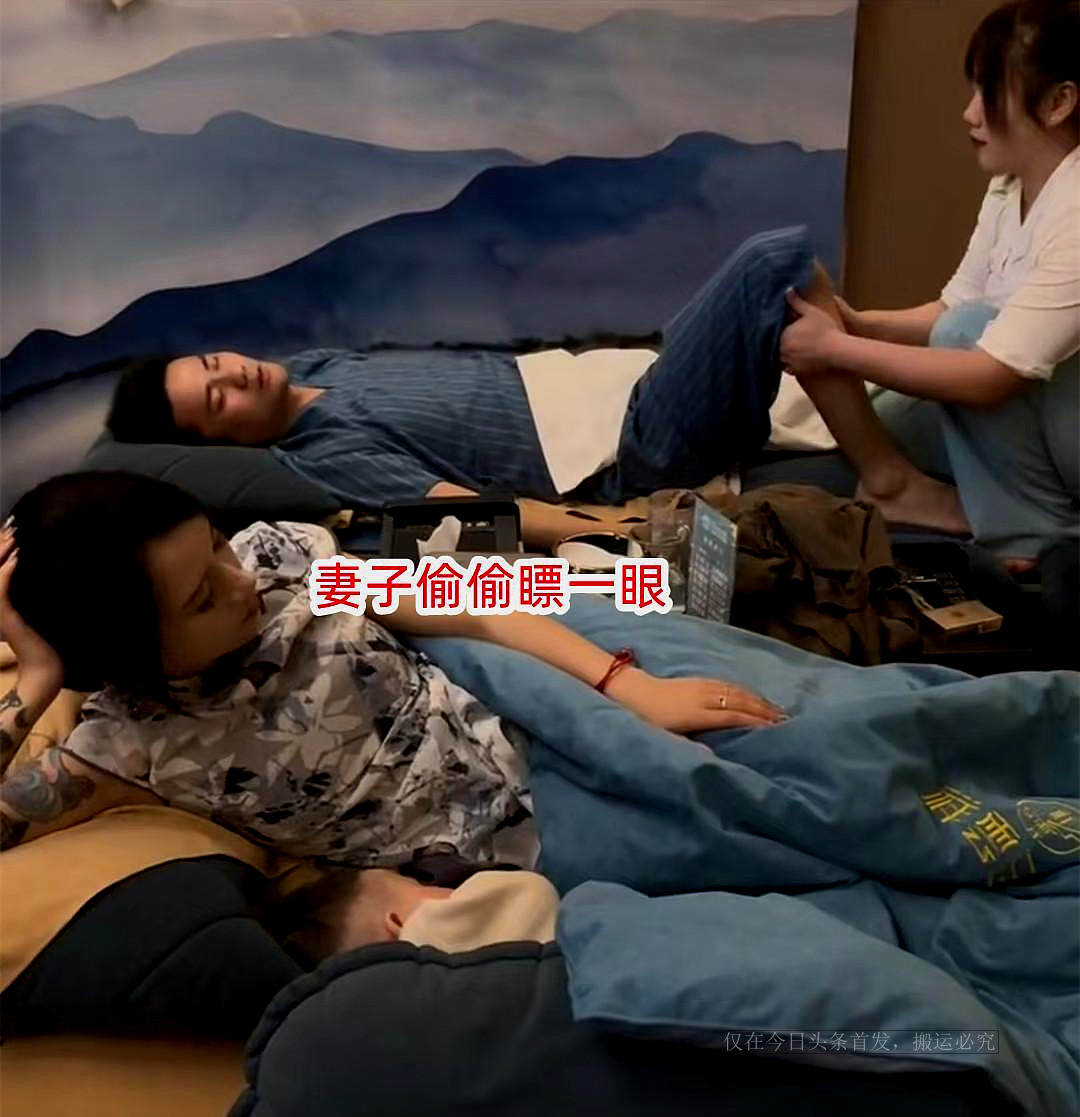 女子深夜带老公去足疗,帮他点个*技师女**按摩,自己在一旁躺着享受