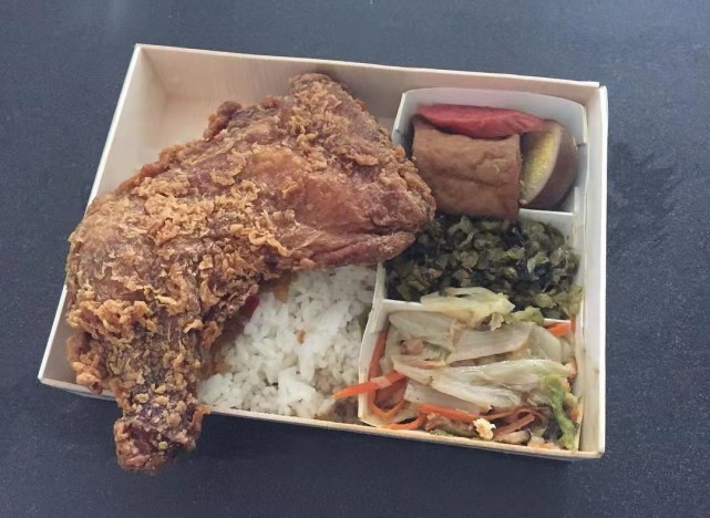 他崩溃：木盒便当吃到最后，饭粒很难挖干净！网民分享正确吃法