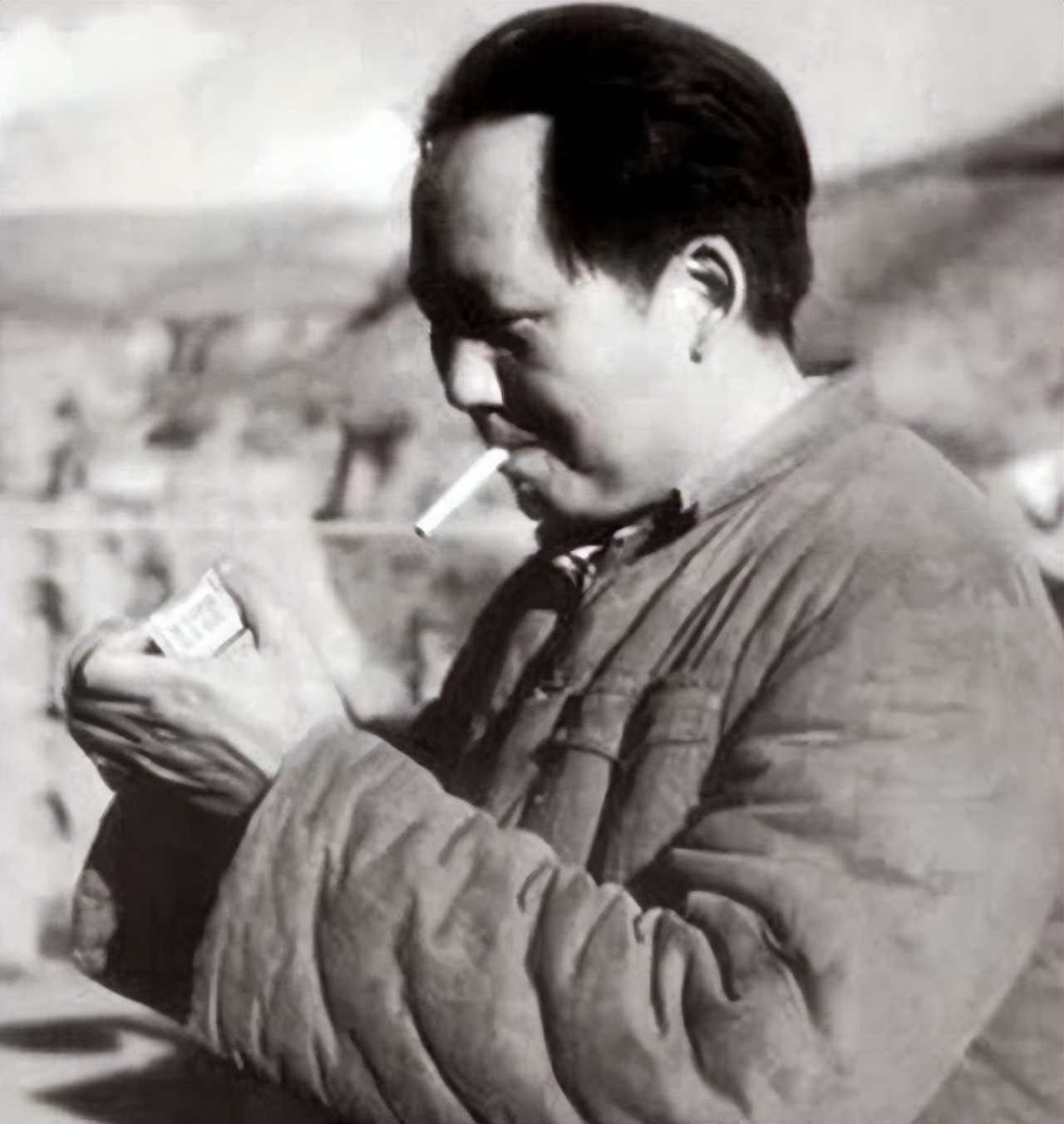 毛主席开会没烟了，看*先念李**抽雪茄，问：这么好的烟，咋不告诉我