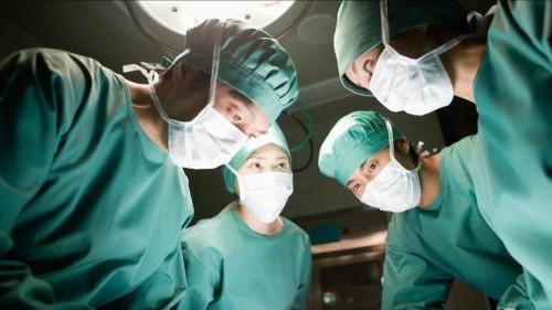 小孩身上有小红点抹啥药,孩子身上起了一个化脓性肉芽肿