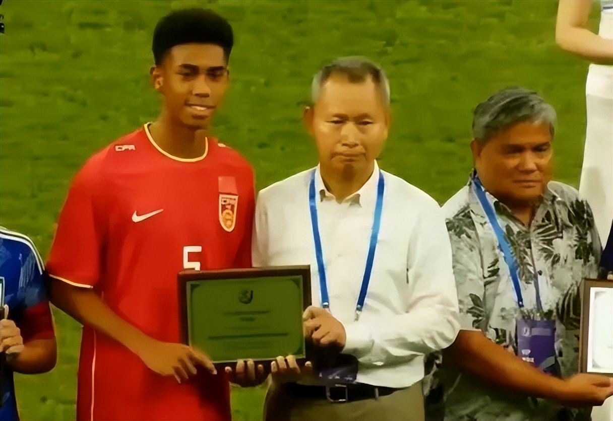 中国足球路走对了？1米9黑人混血队长已碾压东亚，高洪波开心极了