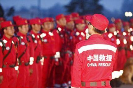 尼泊尔8级地震真实影像，泳池顷刻变汪洋大海，场面堪比灾难片