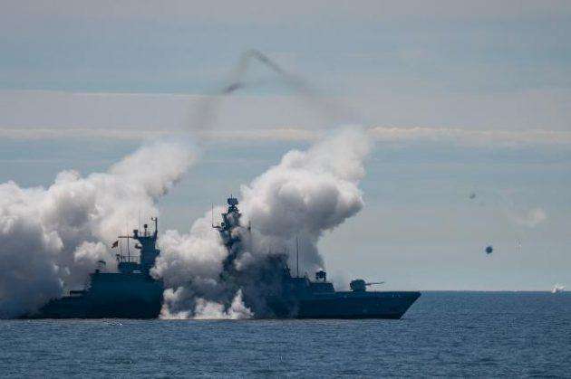 解放军炮轰英军紫石英号战舰片段,1949年解放军炮击英舰紫石英号