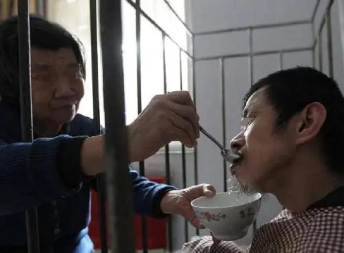 母亲把儿子关在小屋里23个月,母亲将儿子关笼子15年