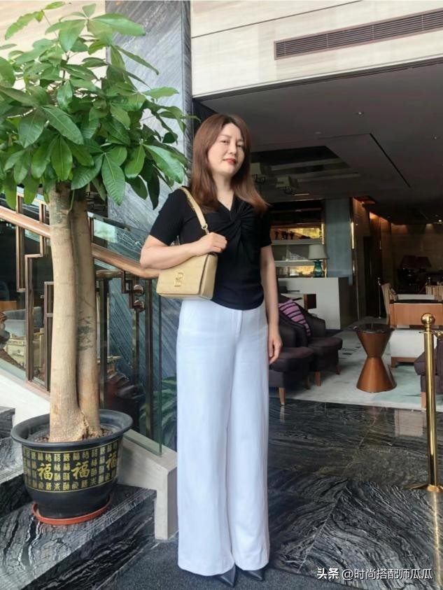 皮肤灰的女生穿什么显白,黑白灰女生穿什么颜色好看