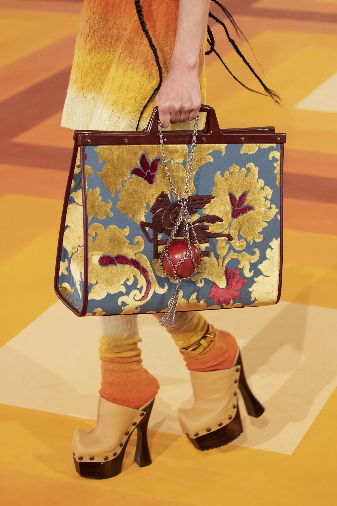 米兰时装周入选前十唯一华人,米兰时装周第一排坐的谁