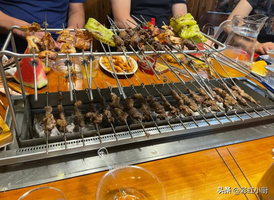 北京大爷聊美食,老汉带老伴去淄博吃烧烤