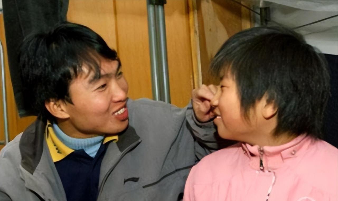 洪战辉12岁独自撑起家庭,洪战辉扛着废品上了火车