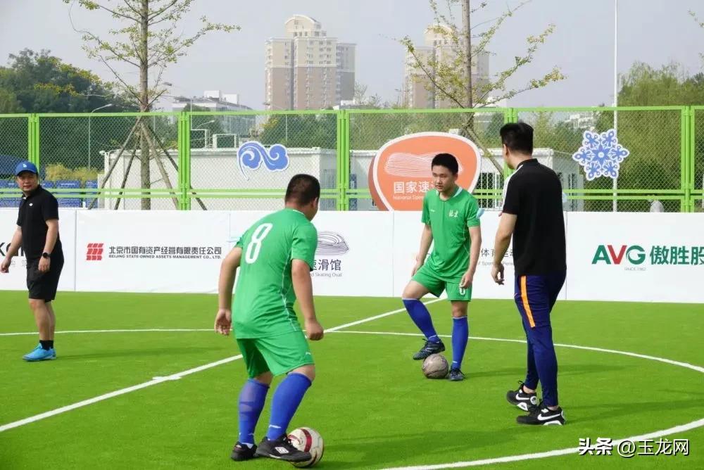 这片绿茵场，让两代奥运人一起向未来