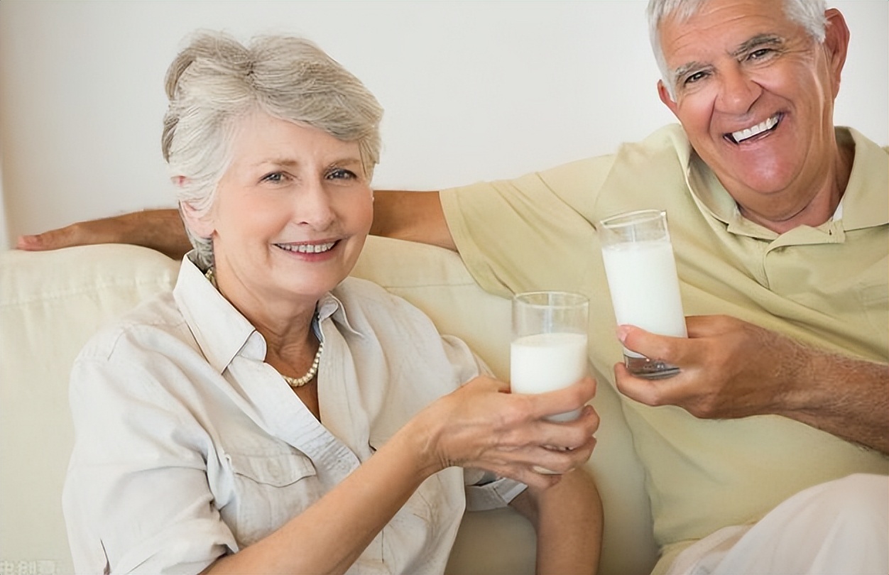 30岁睡觉前喝奶粉,喝骆驼奶有助于睡眠吗