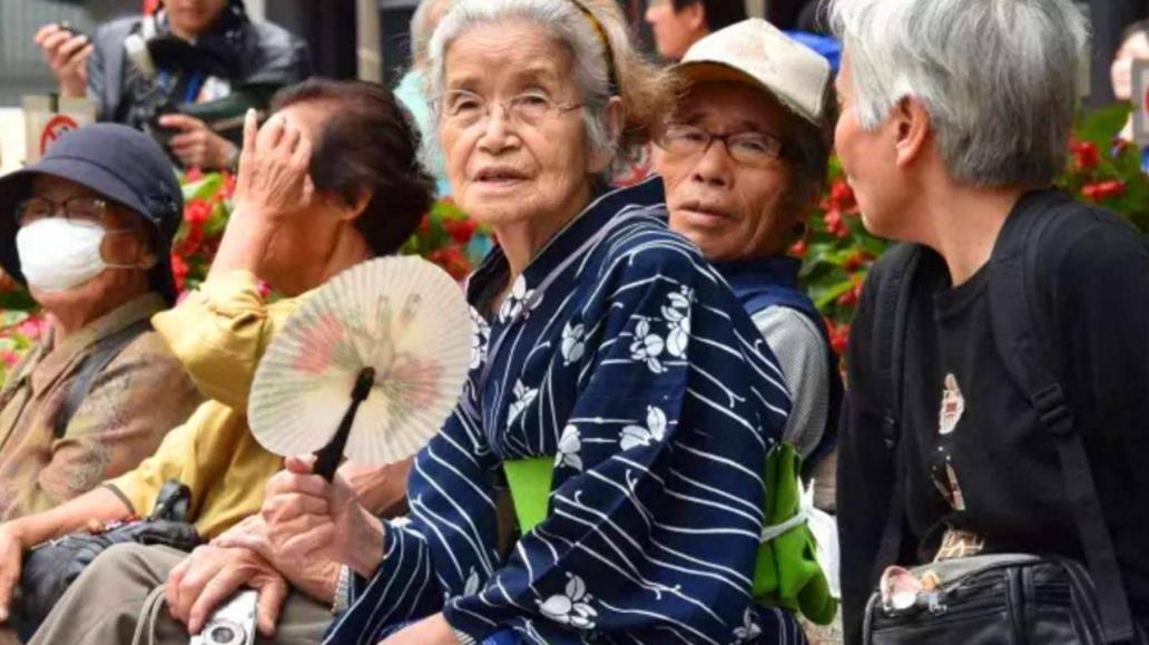 专家建议“老年人集体切腹自杀”，竟获50万粉丝叫好支持？