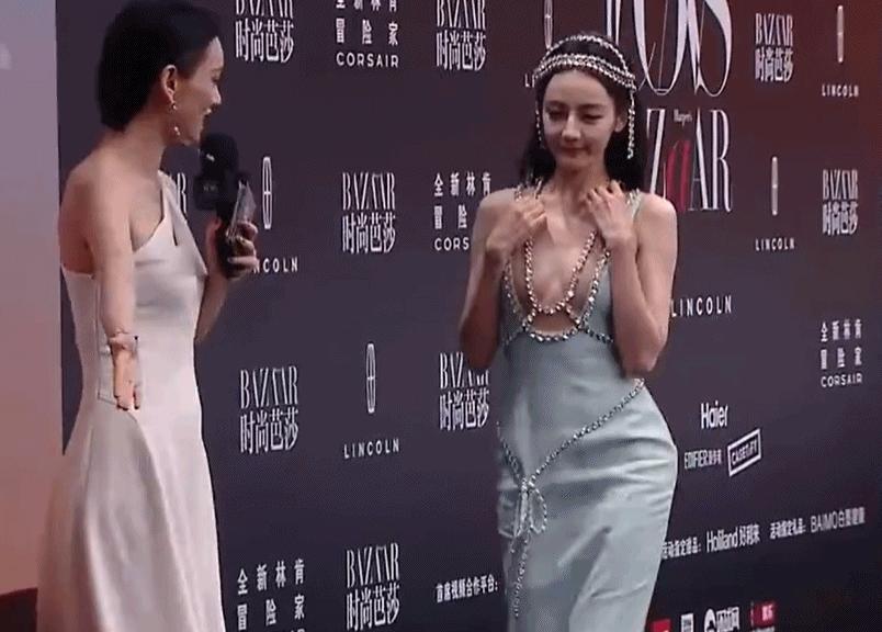 “半露酥胸”却还要捂着，脸皮薄到不自在，迪丽热巴遭网友群嘲