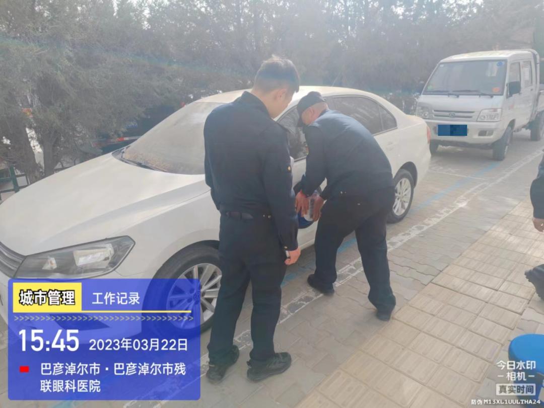 违章占道停放，临河这些二手车被扣上了“蓝脸盆”