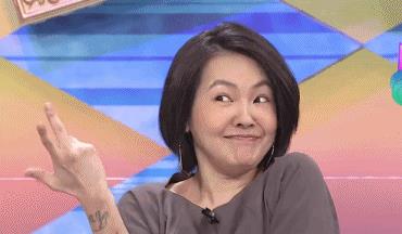 牛角胸罩,诱惑式舔刀尖,这些颠覆三观的镜头,看完让人一言难尽