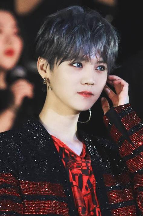 事实证明，身为“恋爱教科书”的鹿晗，已经走上了另一条大路！