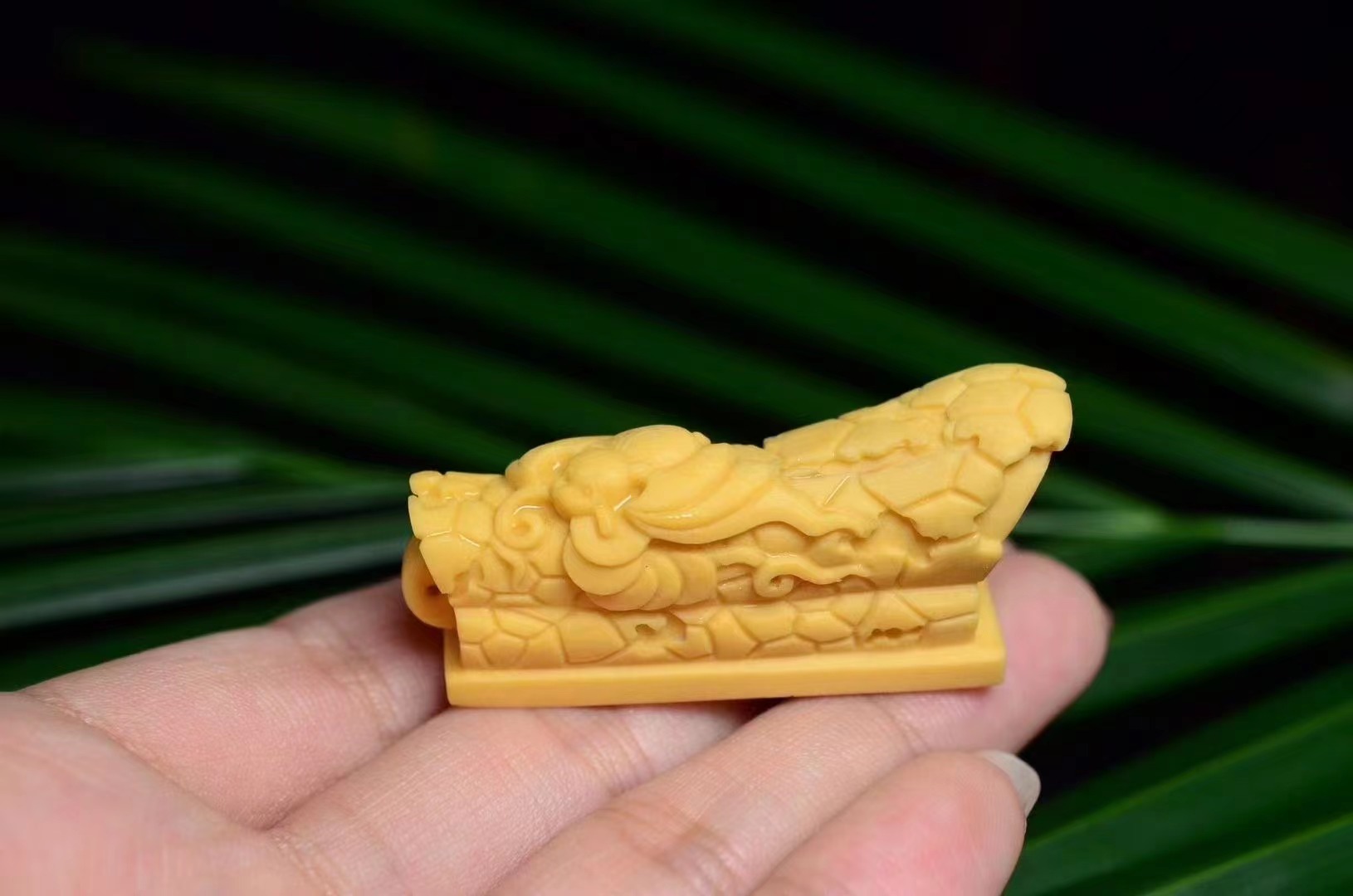 缅甸黄龙玉特征图片,缅甸的黄龙玉是真的玉吗