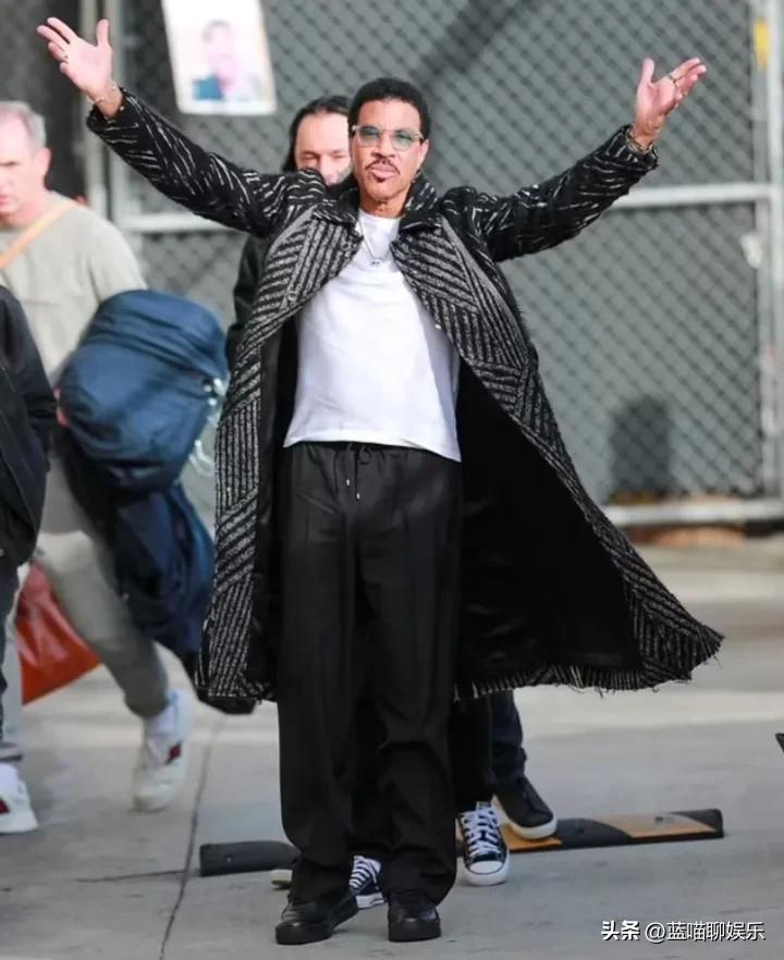 凯蒂佩里穿橘红色西服出街,凯蒂佩里穿礼服裙