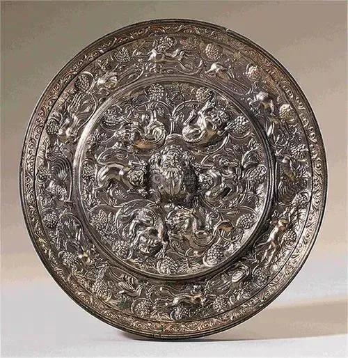 美国人华尔纳充当黑手，假冒身份成立探险队搜购*物文**