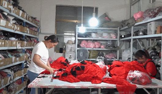 情趣内衣背后，一群神秘的大妈