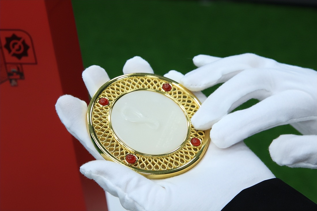 花丝玉璧套装,世界杯官方花丝纪念银盘