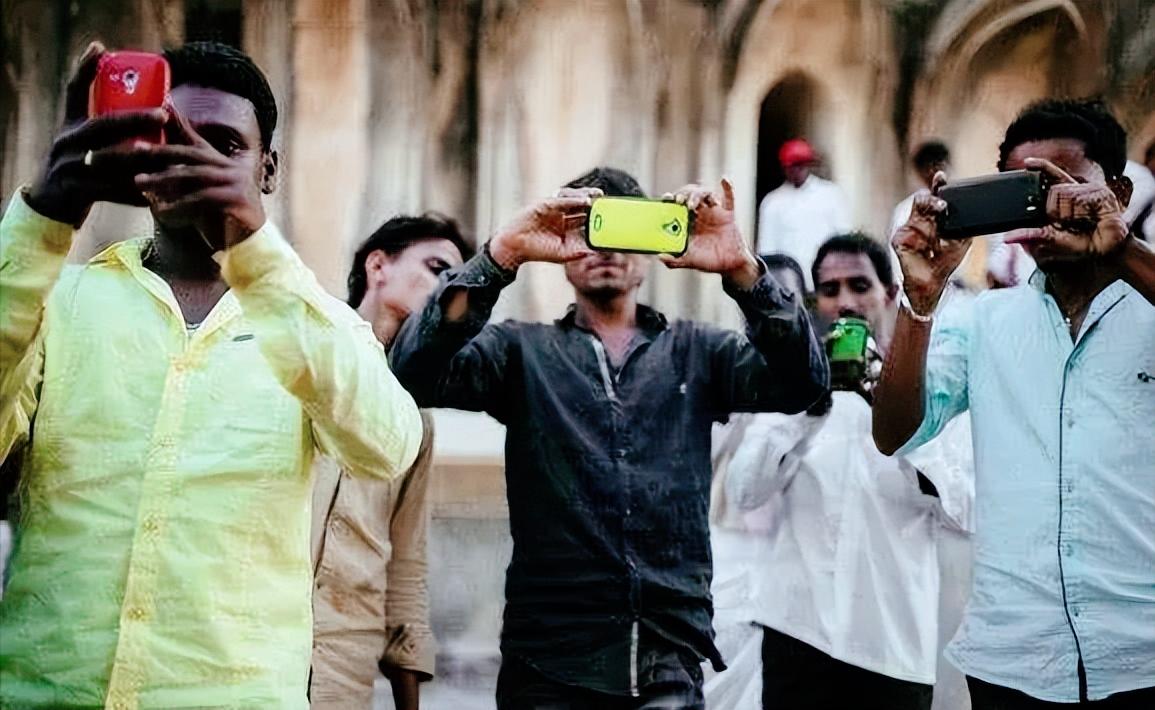 印度街头中国手机店,印度打工买苹果手机