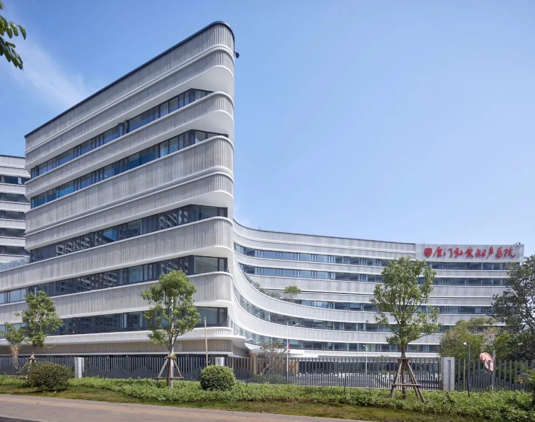 花园式医院设计效果图,医院空间设计简洁温馨