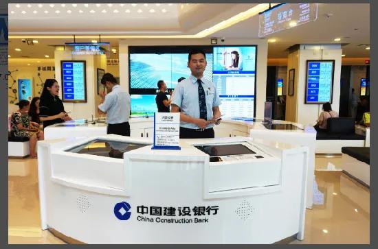 河南一银行员工下班提前20分停办业务。老人排队一个多小时起愤怒