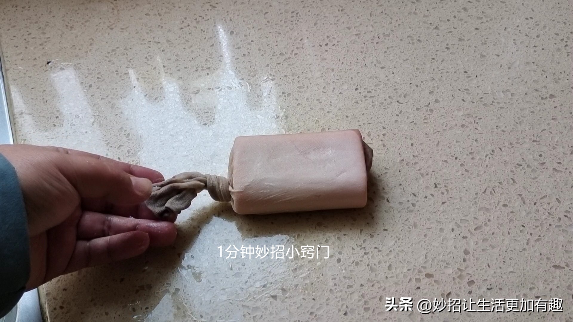 垃圾桶穿钢丝的方法,用丝袜如何固定垃圾桶