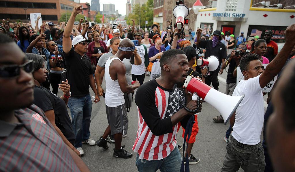 黑种人在中国四处滥情，美女还是宁愿倒贴主动献身，是身体好吗？