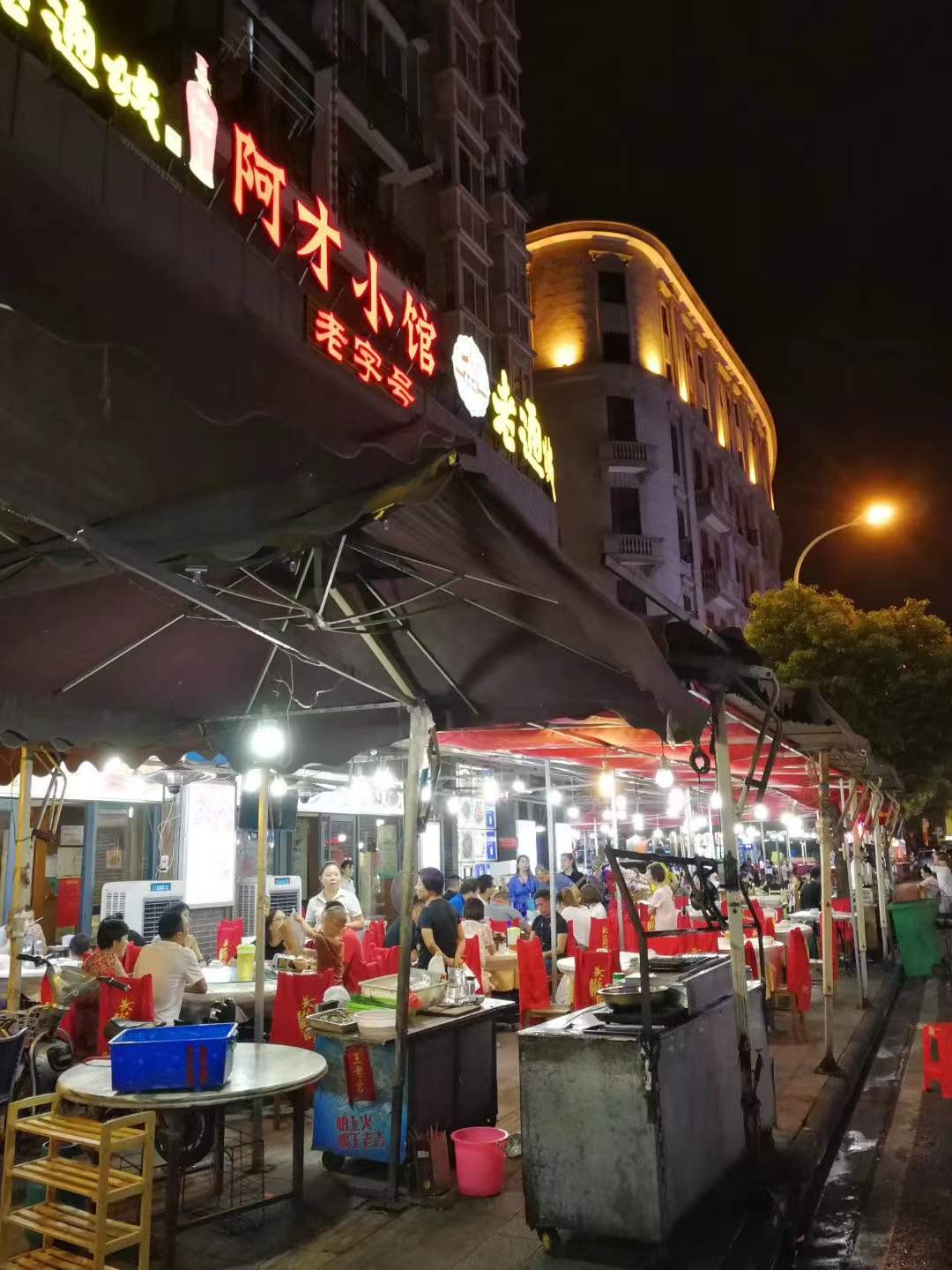 据说武汉的夜生活就是从吉庆街开始的，可现在已经变成了城市毒瘤