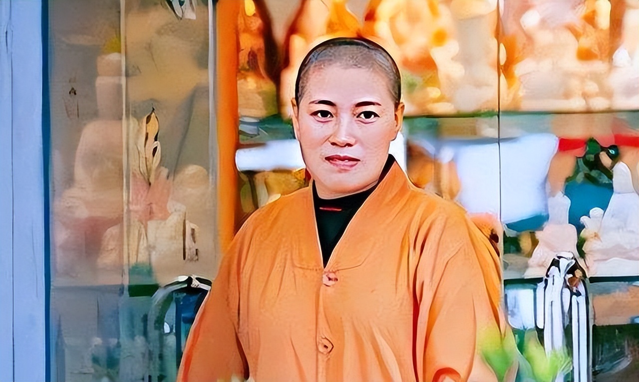 白天穿僧袍念经，晚上穿*袜丝**蹦迪：香港假尼姑如何能敛钱数千万？