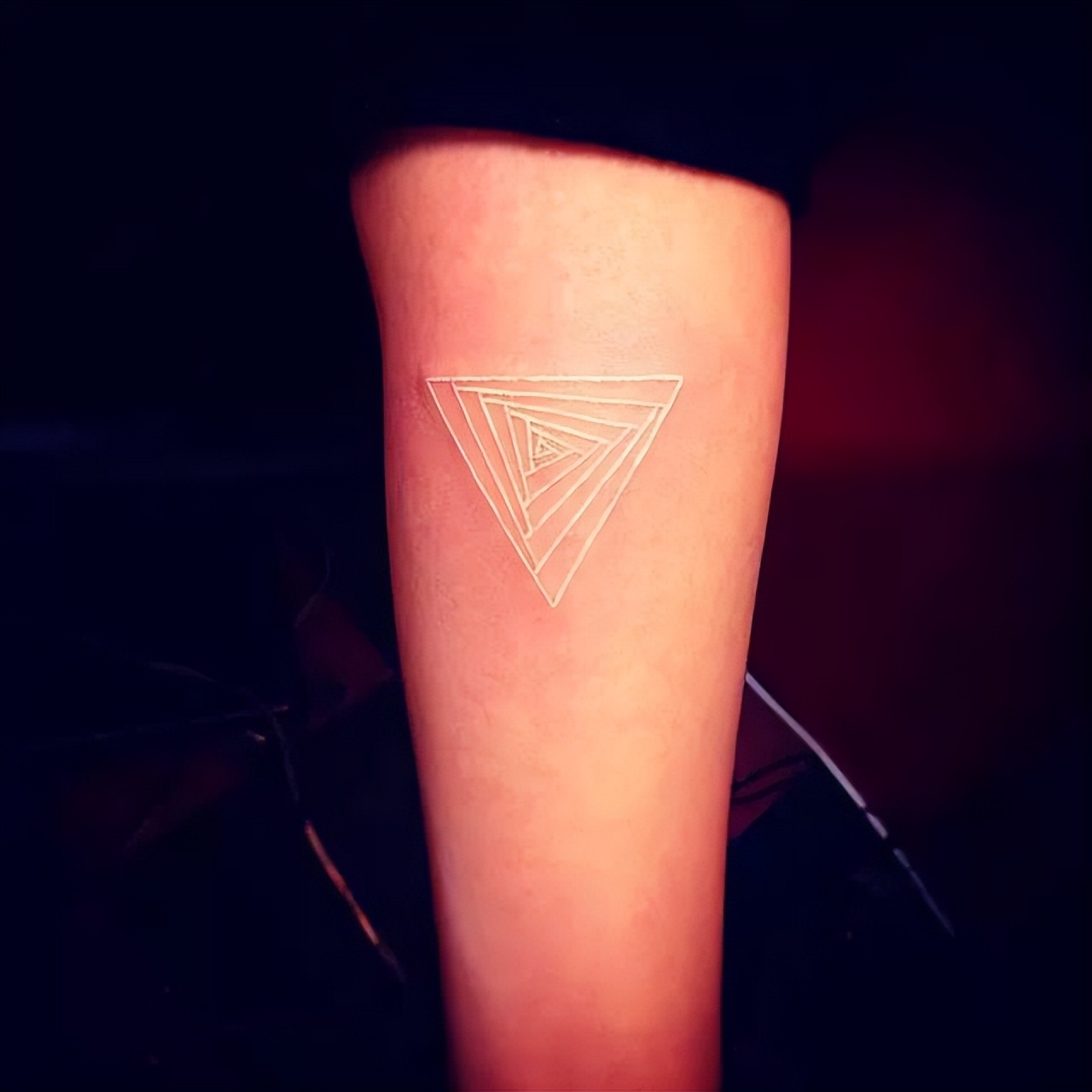 鸽子血纹身真的隐形么,隐形纹身花纹