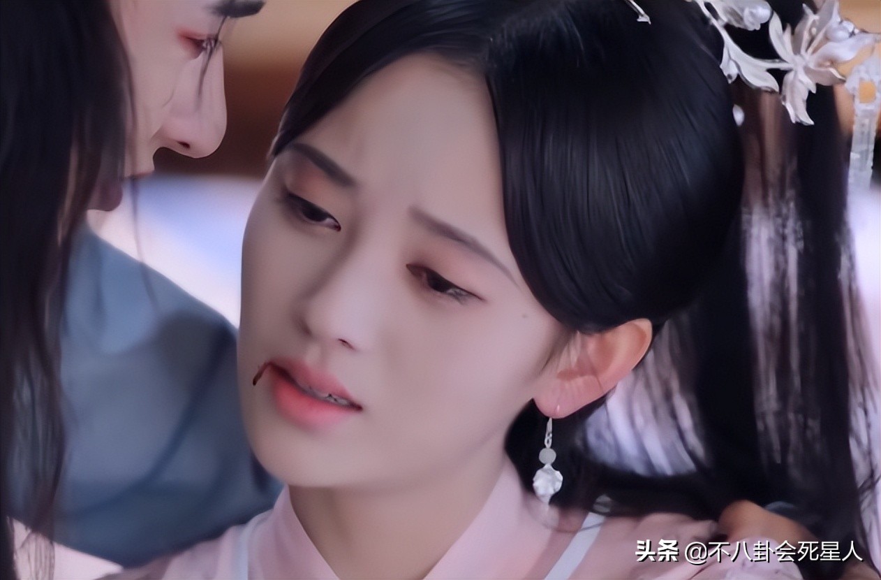 鞠婧祎8大离谱妆容：吐血不敢弄花半永久妆，守丧也要浓妆涂红唇