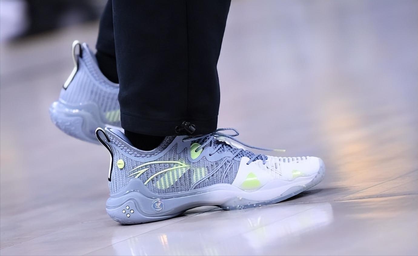 NBA球员上脚:欧文的球鞋颜值太顶了,中国球鞋很帅气