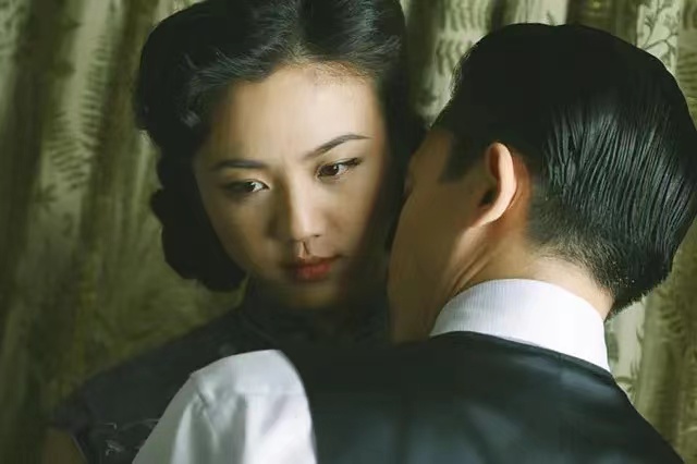 从3个角度对比谍战片《色戒》和《无名》，它们的差距，不止*欲情**