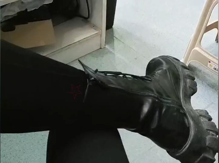 女子上班时跳舞被监控拍到,女子被监控拍到一幕