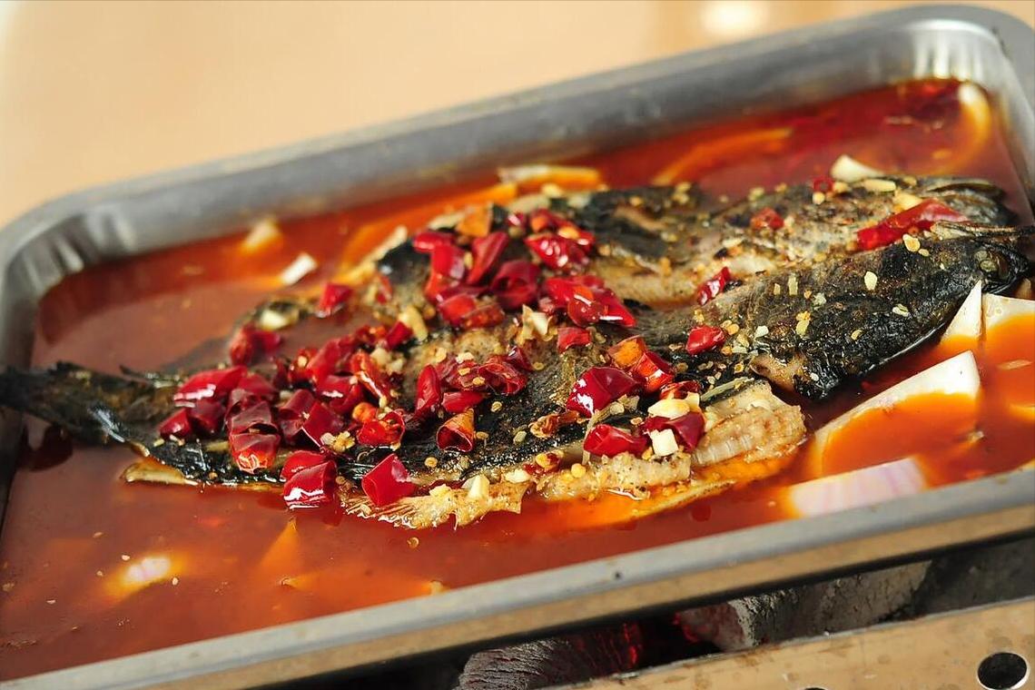 烤鱼为什么火爆,炭火烤鱼为什么越来越少了