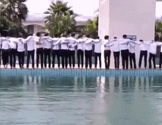 在公园和大爷打羽毛球,公园偶遇大爷打羽毛球