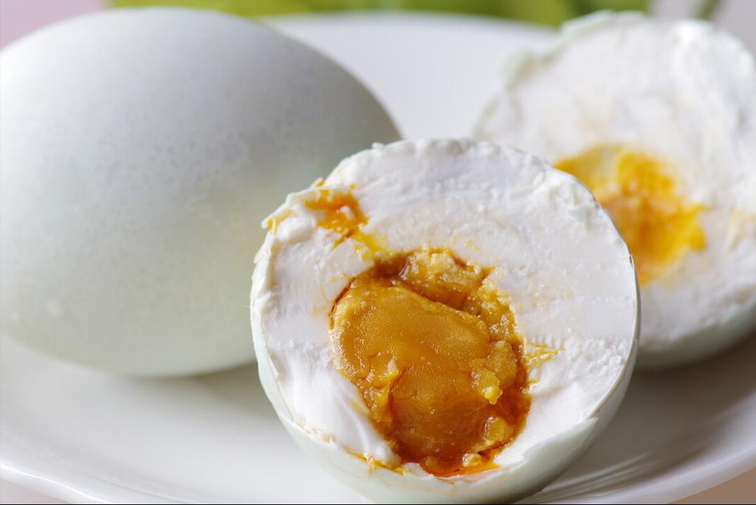 盐水腌咸鸭蛋的正确方法,不用泥巴快速腌咸鸭蛋的做法