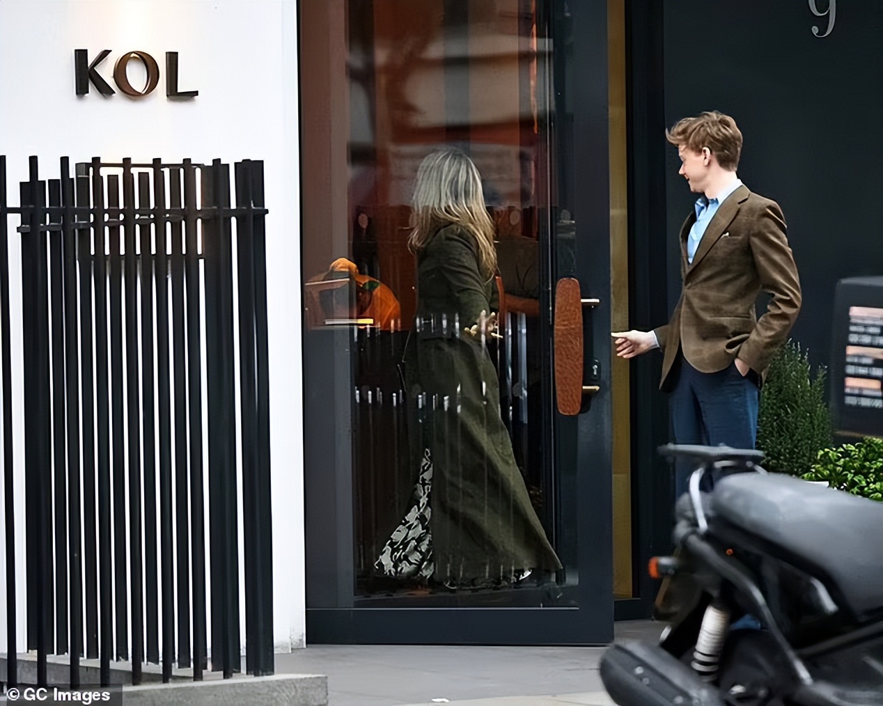 两次甩掉马斯克，绝美女星和英国最帅童星官宣！甜到像拍偶像剧