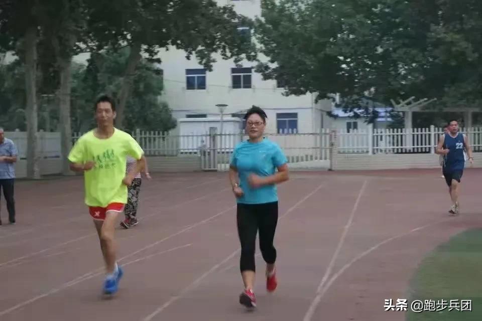 多威的一双碳板跑鞋,911跑鞋真实测评