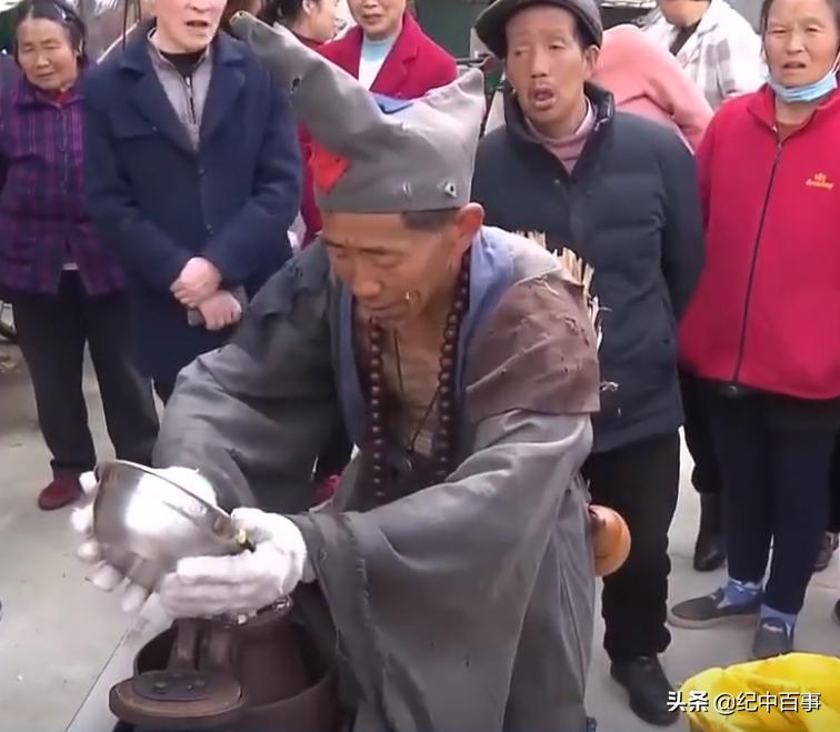 男子街头乞讨赚1000万,男子街头手擦烧红铁链卖药